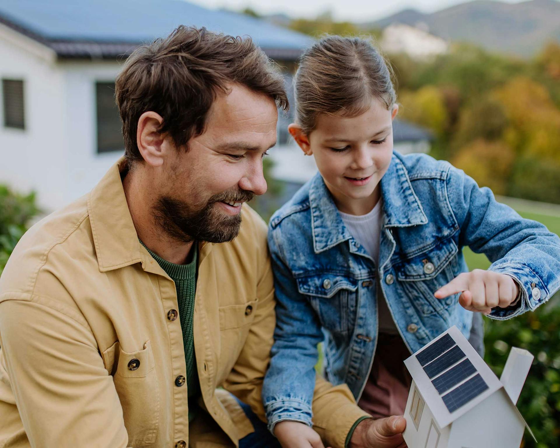Vader legt aan zijn dochter het concept van duurzame energie uit